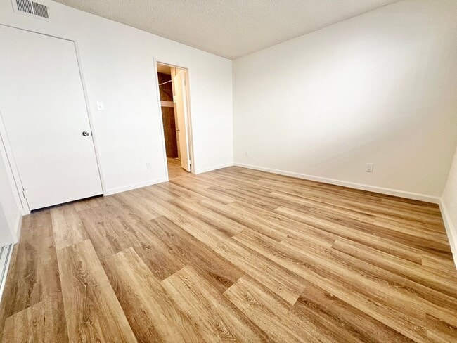 Building Photo - Beautiful First floor 3 bedroom Rose Park ...