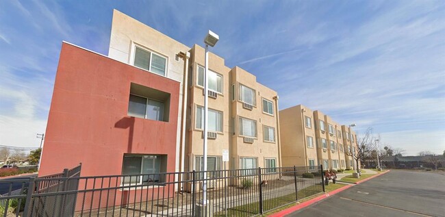 Building Photo - 500 R St
