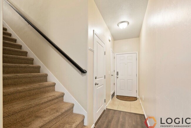 Building Photo - Beautiful Townhome in Midvale!