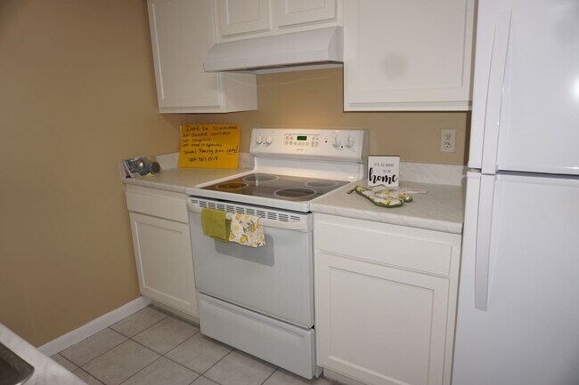 Building Photo - Westside 2/2 Townhome Near NAS