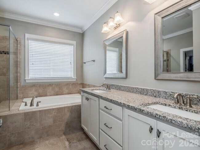 Building Photo - 10524 Royal Winchester Dr