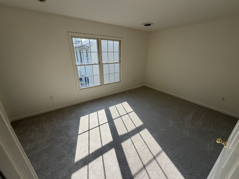 Large bedroom - 903 Harwood Rd