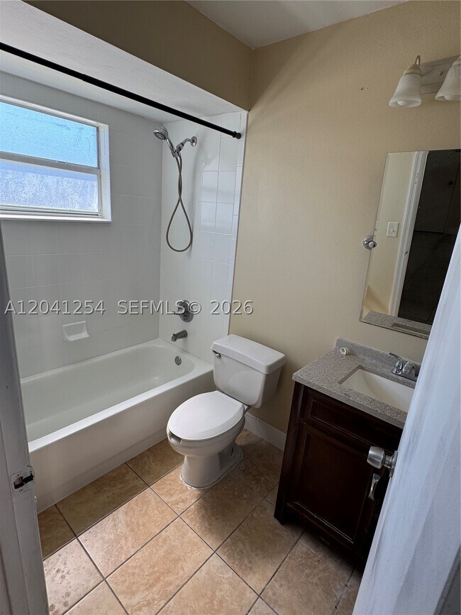 Building Photo - 2399 Harbor Town Dr