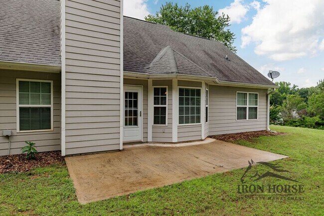 Building Photo - 285 Finch Way