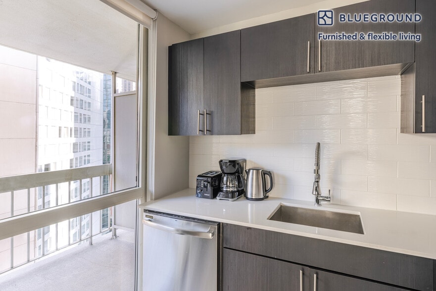 Building Photo - 1 E Delaware Pl