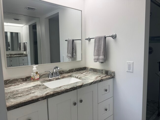 Building Photo - 4801 Martinique Pl