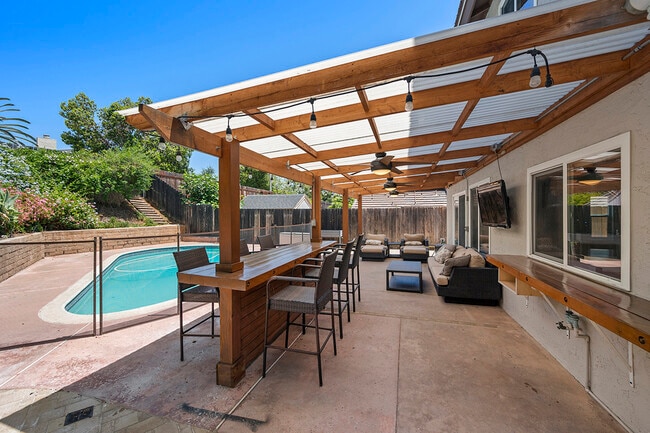 Building Photo - 10518 Pine Grove St