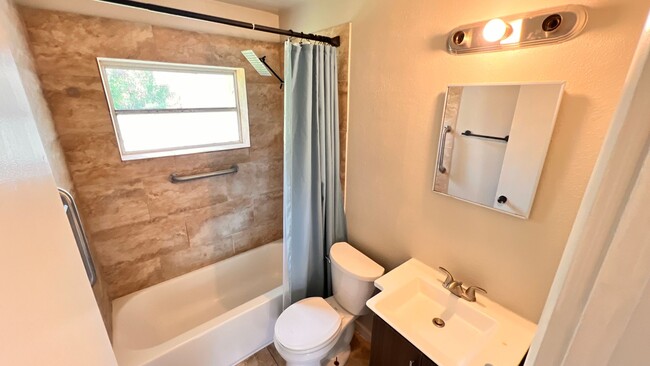 Building Photo - Lovely 2 Bedroom + Bonus Room, 1 Bathroom ...