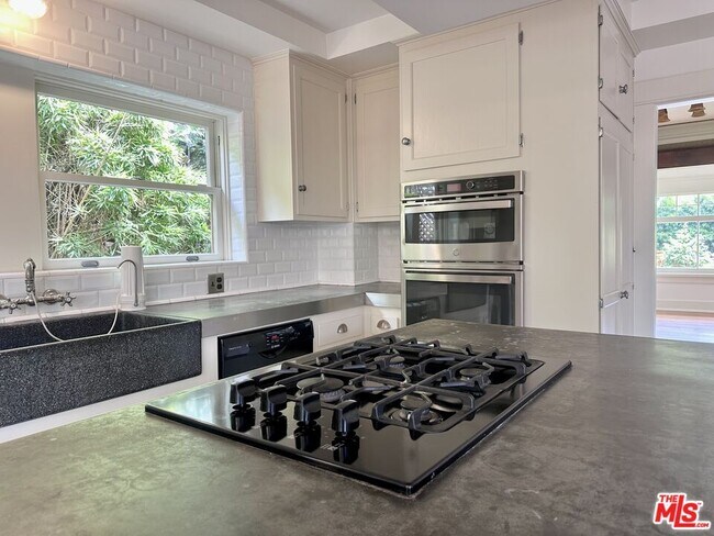 Building Photo - 2216 Meade Pl