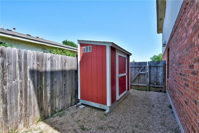 Building Photo - Large 4 Bedroom Home Near Major Conveniences