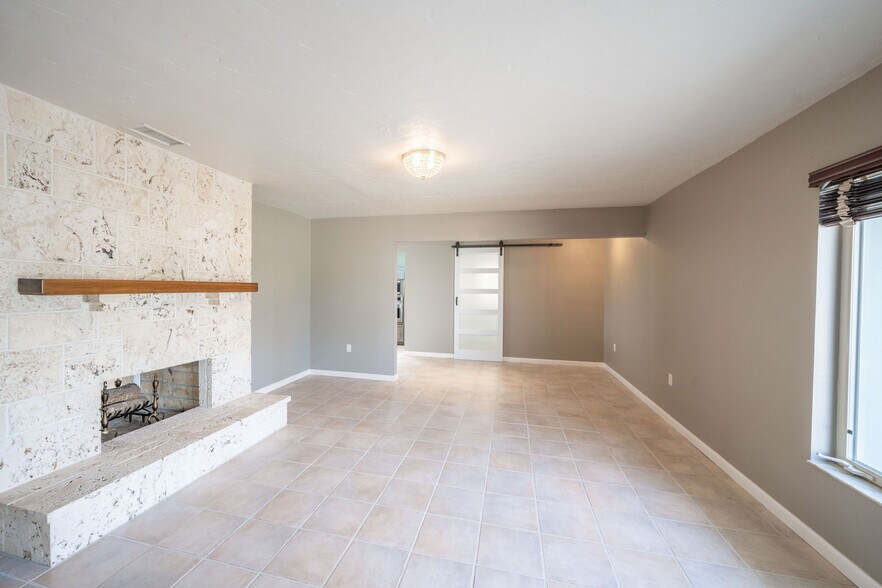 Building Photo - 6 Country Club Rd