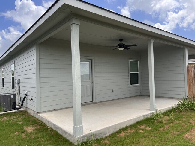 Building Photo - Luxury Duplex in Seguin!