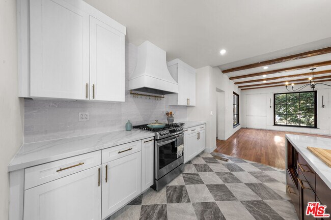 Building Photo - 2615 Canyon Dr