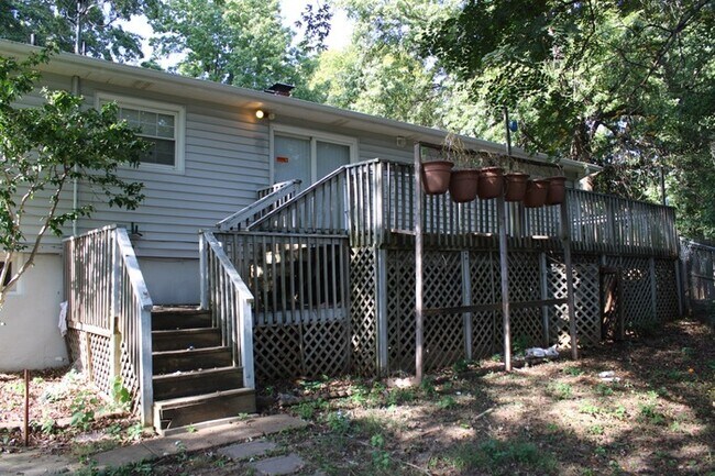 Building Photo - Spacious and beautiful 5 bedrooms and 2 full baths home located on E 47th St in Kansas City, MO