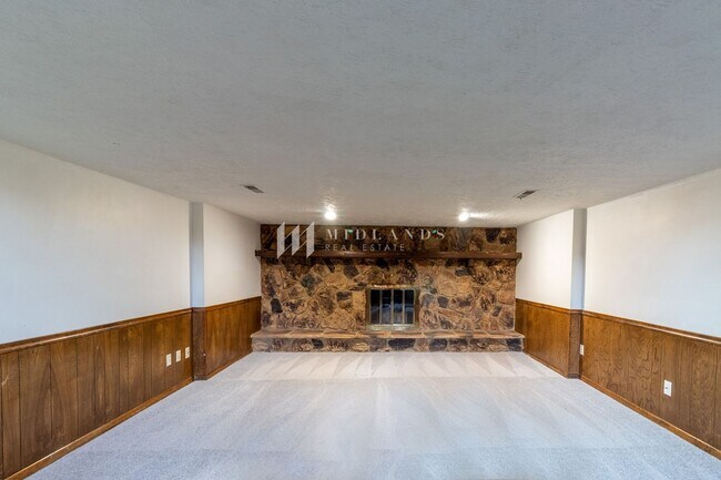 Building Photo - Updated Split Level