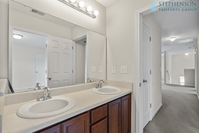 Building Photo - Freshly Remodeled 5 Bedroom with Primary B...
