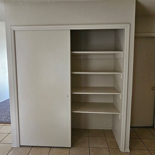 Building Photo - 3 bedroom corner unit for rent