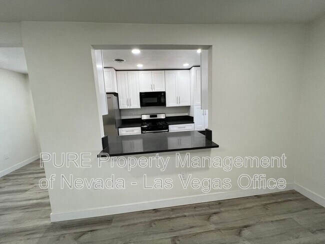 Building Photo - 1405 E Vegas Valley Dr