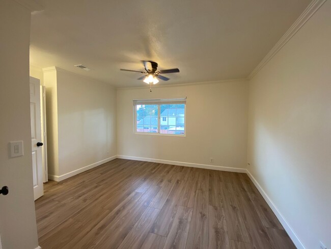 Building Photo - Tastefully Renovated Townhouse Available t...