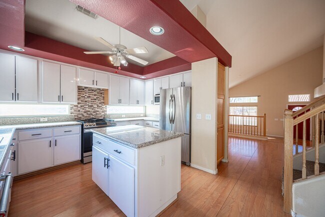 Building Photo - Silverado Ranch - Cul-de-sac.  Downstairs Bedroom and Bathroom