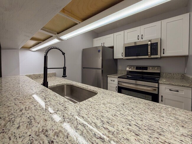 Building Photo - 4BR/4BA Condo off SW 34th Street - available NOW!