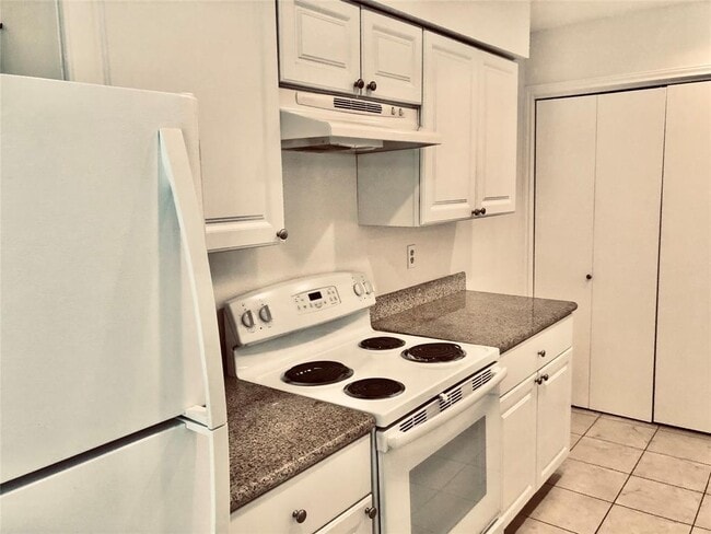 Building Photo - 8299 Cambridge St