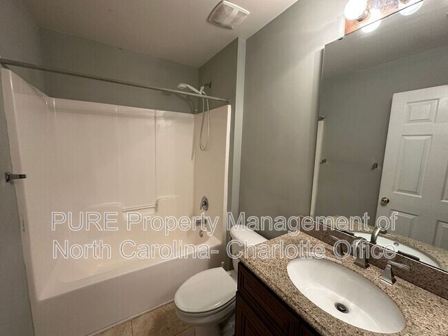 Building Photo - 6033 Queens Walk Ct