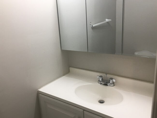 Building Photo - Room in Duplex on Beck St