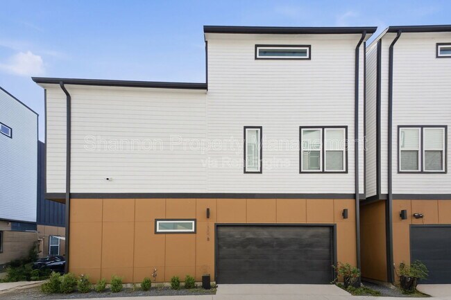 Building Photo - 1307 Bayou St