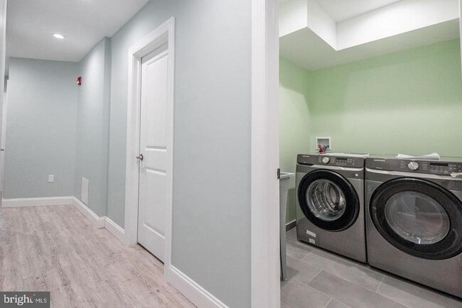 Building Photo - 3030 W Girard Ave