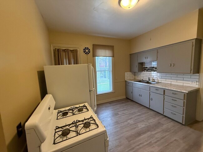 Building Photo - 215 Prospect Ave NE