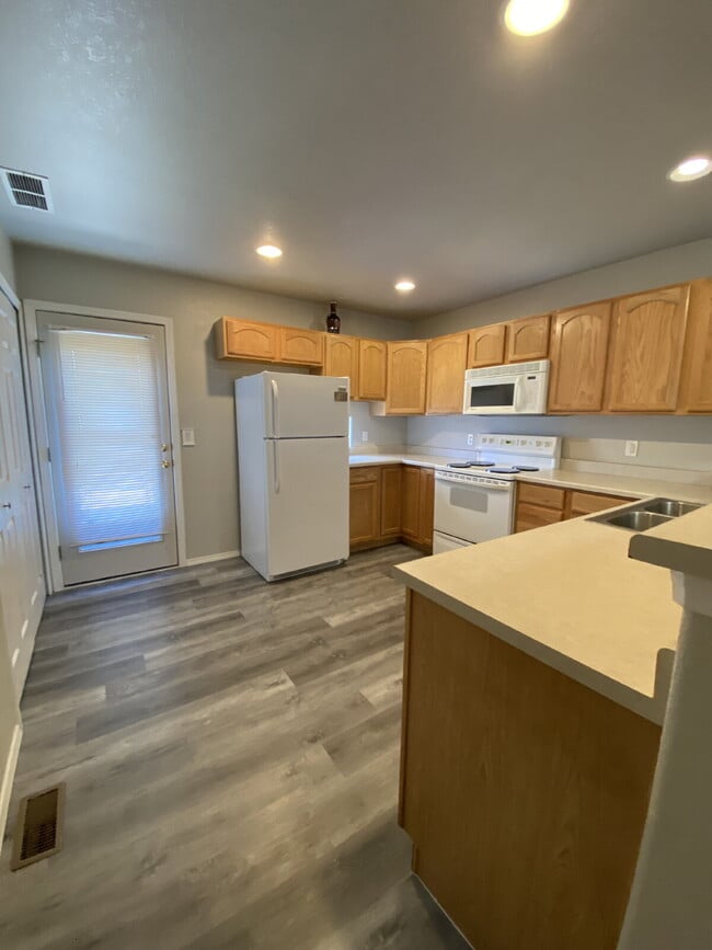 Building Photo - 3 bedroom townhouse westside - Mesa Valley