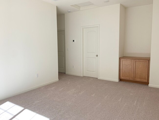 Building Photo - 2025 Built 3/2.5 in Hollister