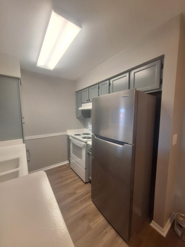 Building Photo - 623 W Guadalupe Rd