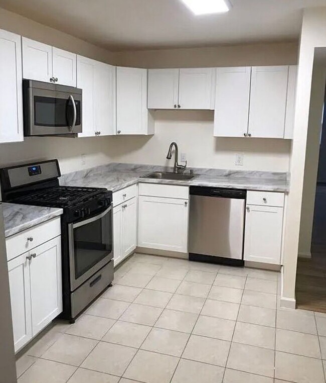 Building Photo - Nicely Updated Terrace Level  1/1 condo