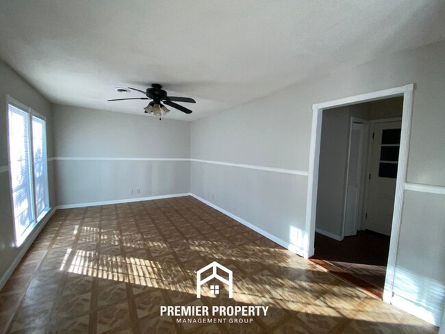 Building Photo - Spacious 4BR/2BA Memphis Home with Den, Fireplace & 2-Car Garage