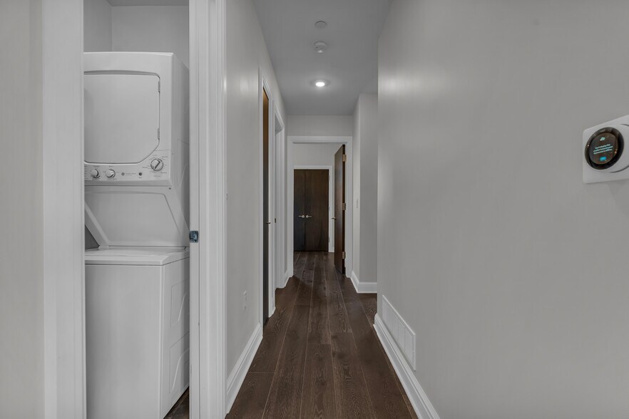 Building Photo - 438 Selden St