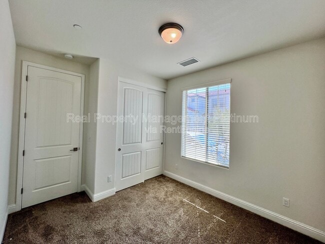 Building Photo - 1436 E Via Albero Dr