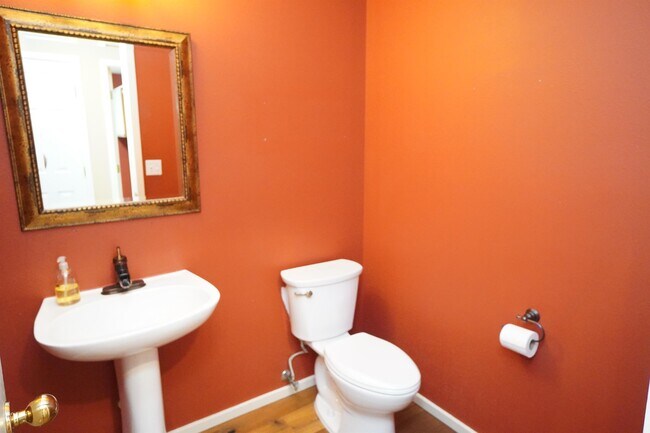 Building Photo - 1394 E Holly St