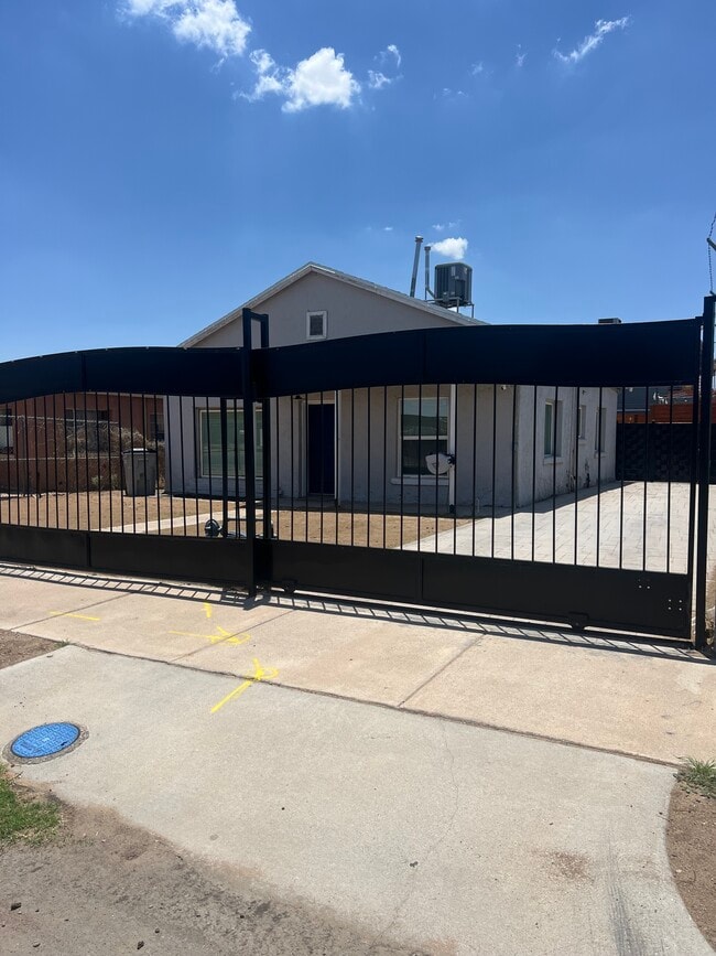 Building Photo - 7302 Dale Rd