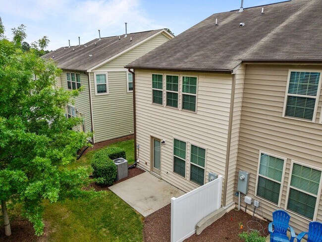 Building Photo - Fantastic 3 Bedroom End-unit Townhome with...