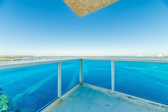 Building Photo - 700 NE 25th St