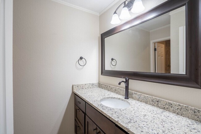 Building Photo - 4 Bed | 3 Bath in Central Tulsa!