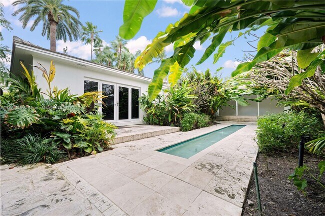 Building Photo - 625 E Dilido Dr
