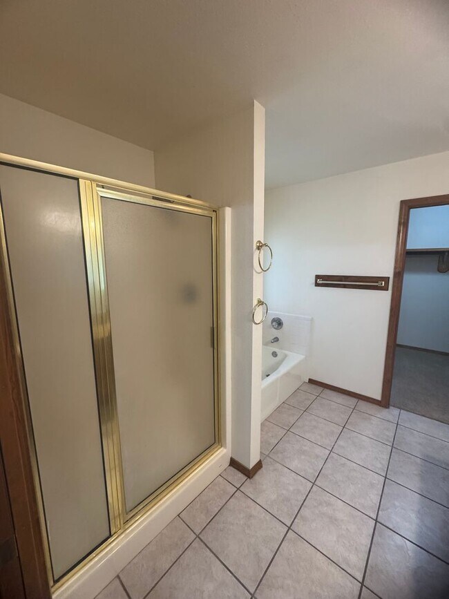 Building Photo - 3Bd 2Bth Home in the Sought-after Colonial...