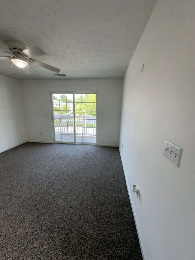 Building Photo - "2-Bed, 2-Bath Gem with Spacious 904 Sq Ft...