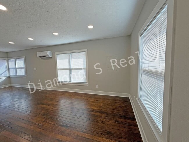 Building Photo - **Stunning Renovated 1-Bed Home Now Available**