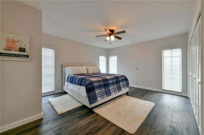 Building Photo - 2751 N Palm Aire Dr