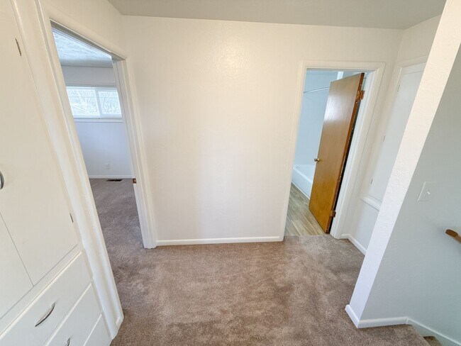 Building Photo - 3 Bedroom, 1.5 Bath House in Pacific Terrace neighborhood