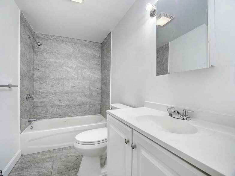 1st floor bathroom - 204 Montrose Ave